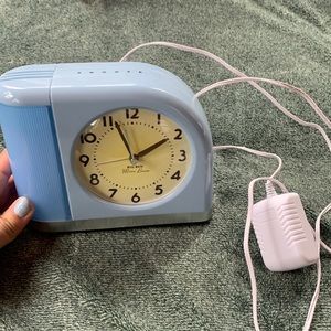 Retro alarm clock with usb
